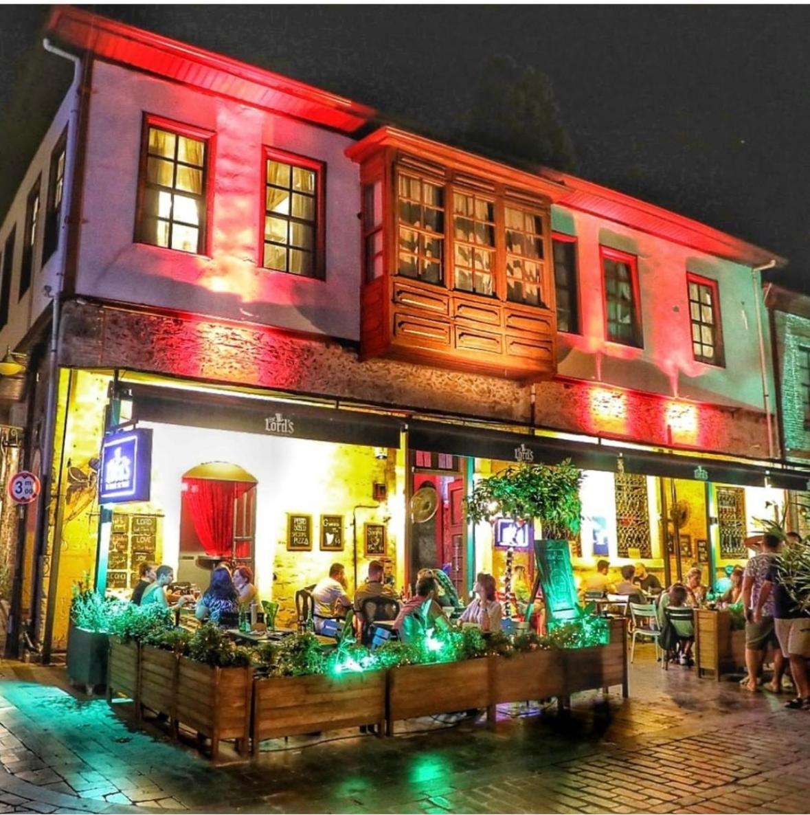 Lords Hostel & Pub 安塔利亚 外观 照片